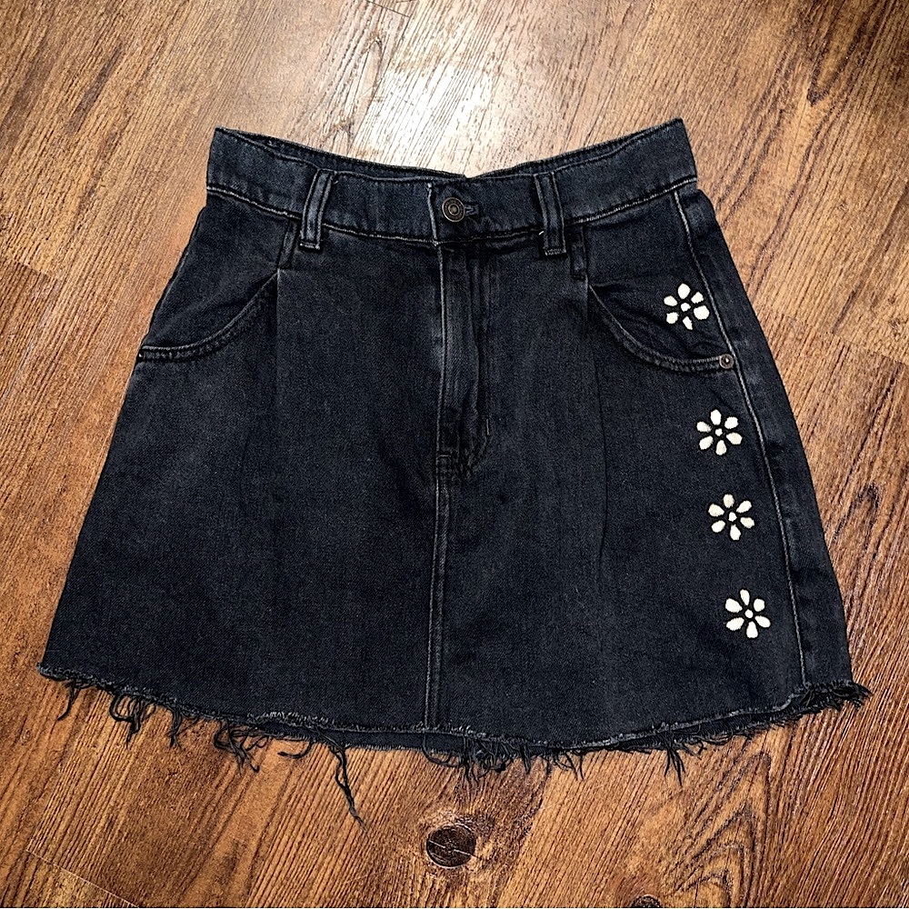 We the Free Black Denim Cream Floral Print Side Mini Frayed Hem Skirt Size 26